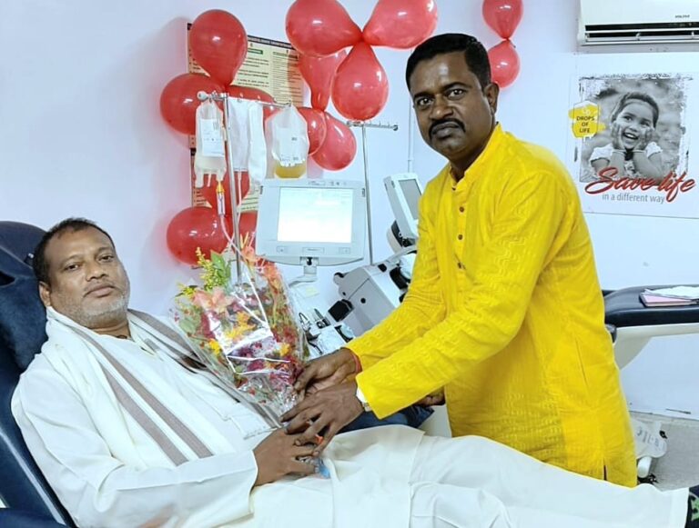 टीम पीएसएफ के शतकवीर रक्तदाता में जुड़ा एक और नाम, छठ महापर्व के खरना के दिन अवधेश कुमार वर्मा ने रक्तदान में पूरी की अपनी सेंचुरी