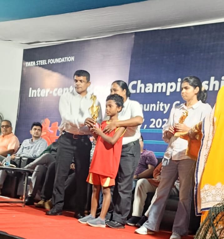 टाटा स्टील द्वारा आयोजित इंटर-सेंटर बॉक्सिंग चैम्पियनशिप में राजेंद्र विद्यालय घुटिया की छात्रा दीपिका सोय ने जीता स्वर्ण पदक