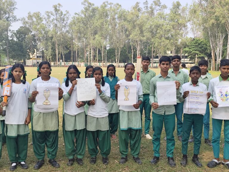 पहली बार महिला विश्व कप जीतने पर पटमदा के बच्चों ने पेंटिंग्स बनाकर दी भारतीय टीम को बधाई
